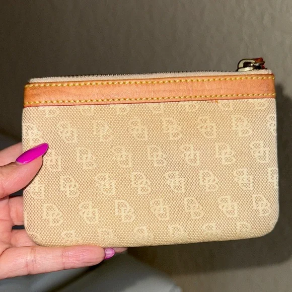 Dooney & Bourke Signature Pouch Vintage - Picture 3 of 5